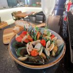 Appaluse--Mussel-&-Clam-In-White-Wine-Sauce-With-Side-Of-Bread